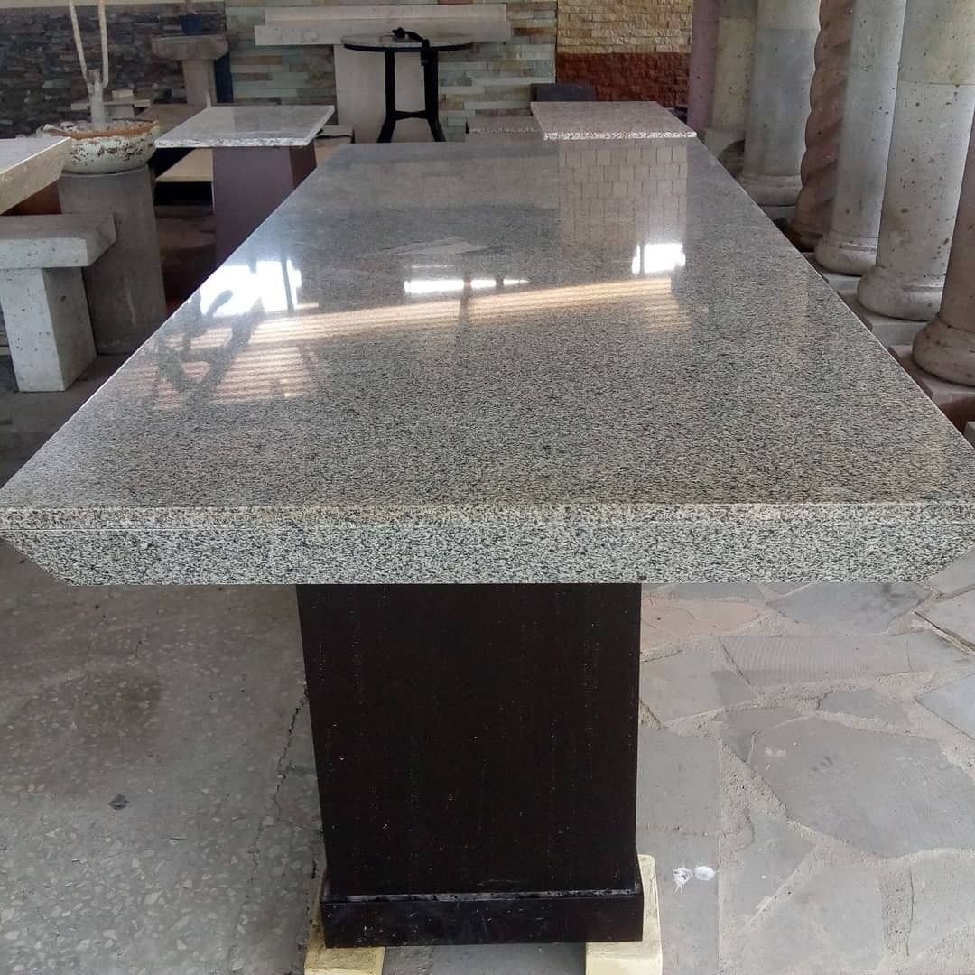 Detalhe de escada e piso em mármore