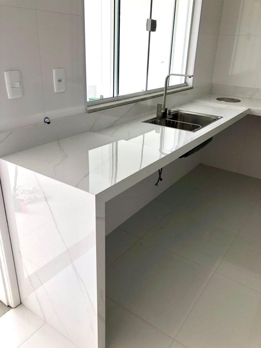 Bancada de cozinha em pedra clara